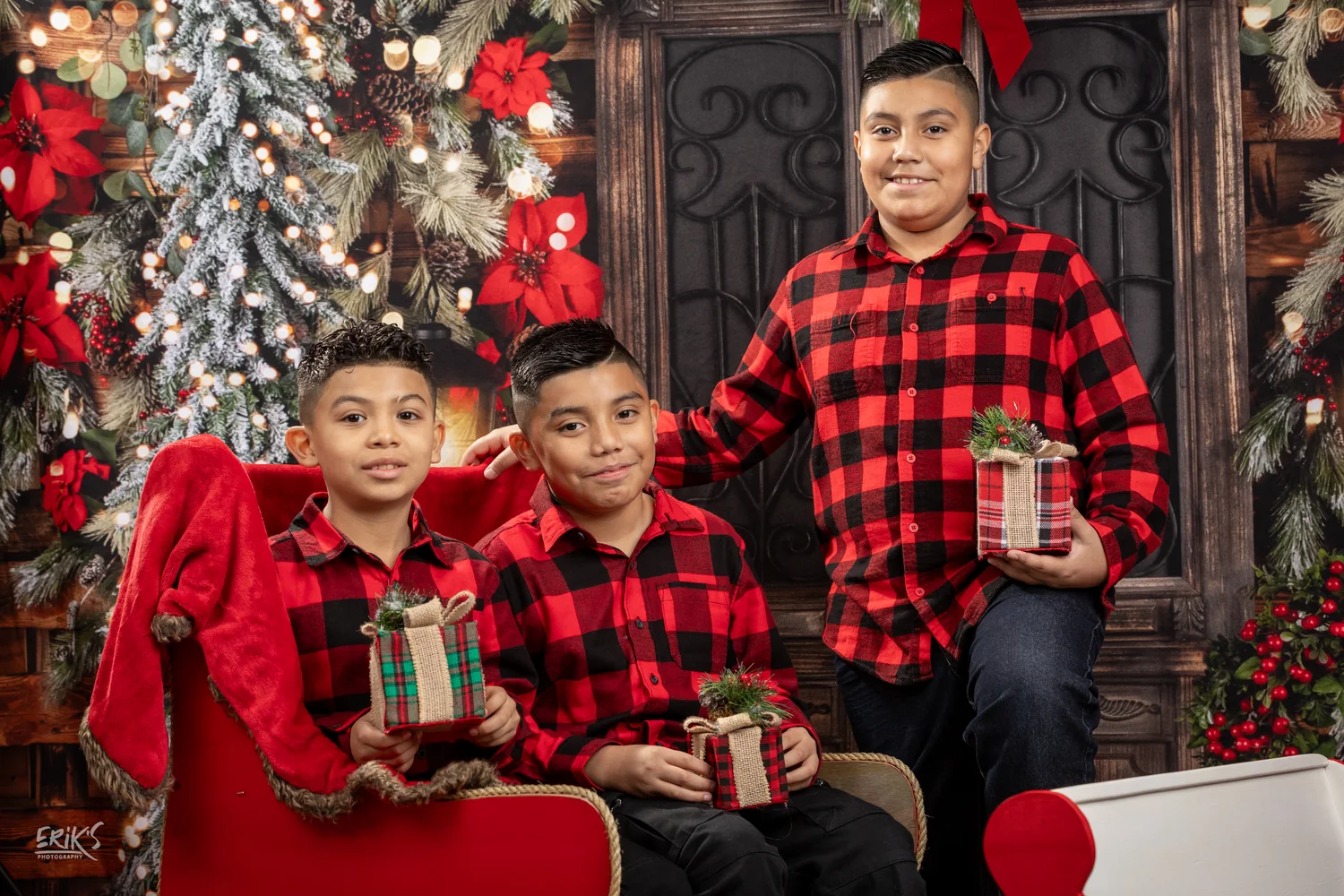 Familia de cuadros rojos compartiendo un regalo