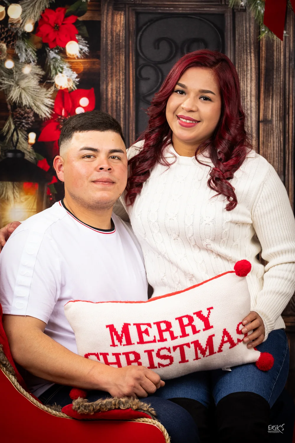 Pareja con un letrero Merry Christmas