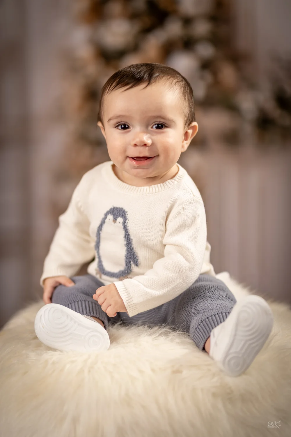 Retrato de bebé sobre una manta blanca