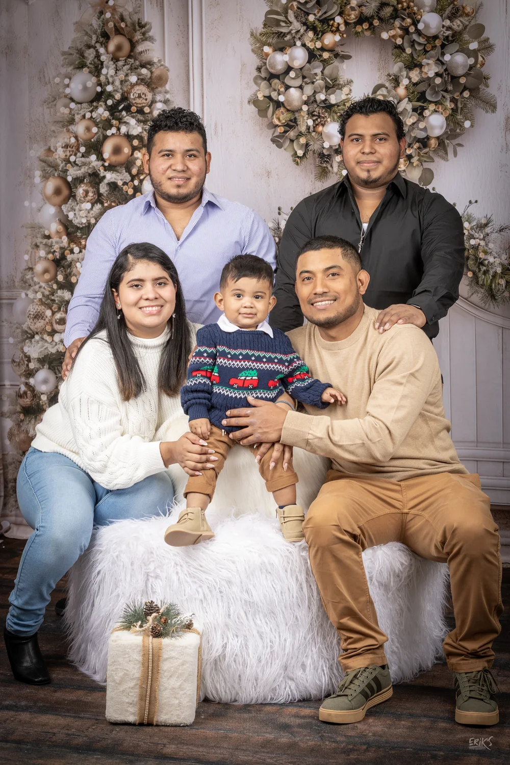Familia reunida en un escenario blanco navideño