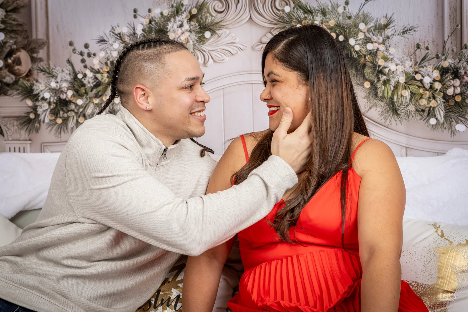 Pareja compartiendo un momento frente al árbol