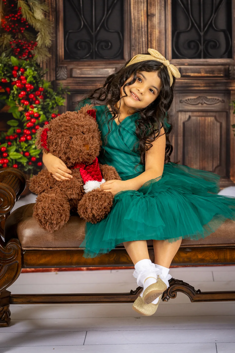 Niña abrazando un osito en Navidad