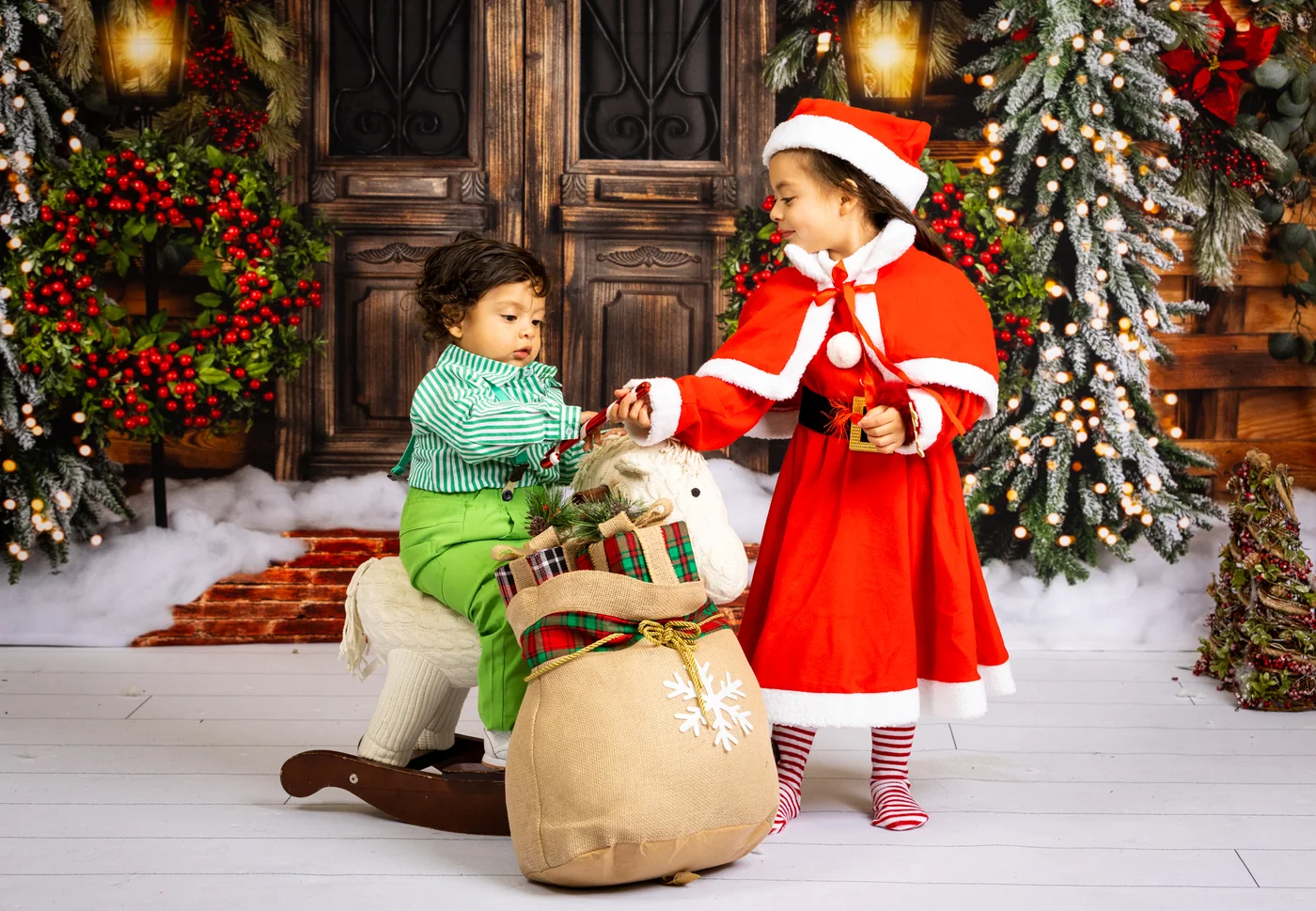 Niño y Santa junto al árbol navideño