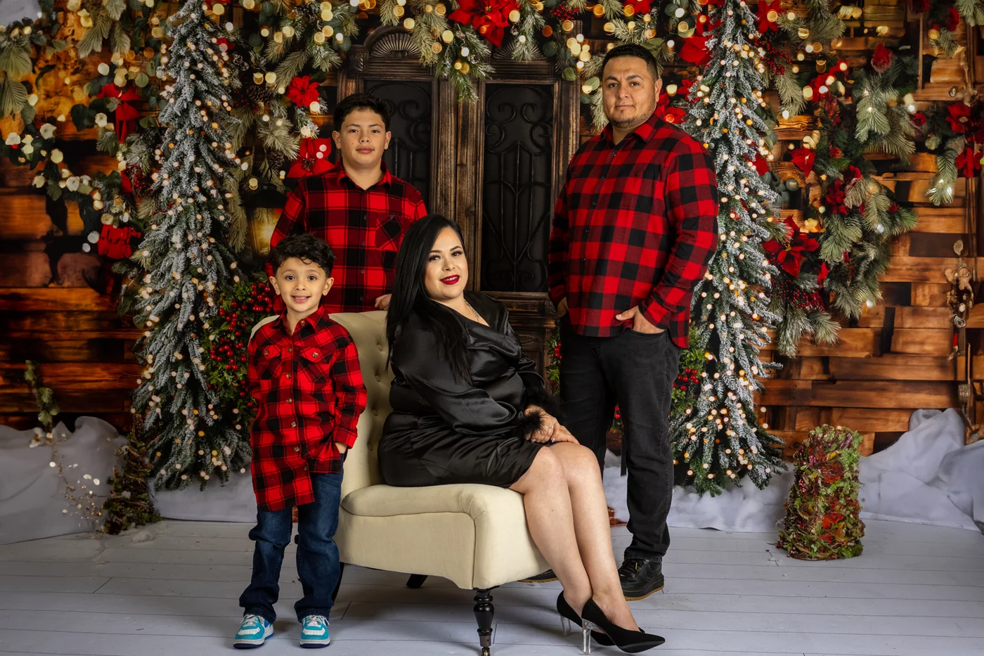 Familia posando en un fondo de luces navideñas