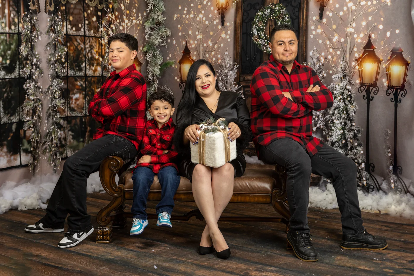 Familia en pijamas navideñas de cuadros