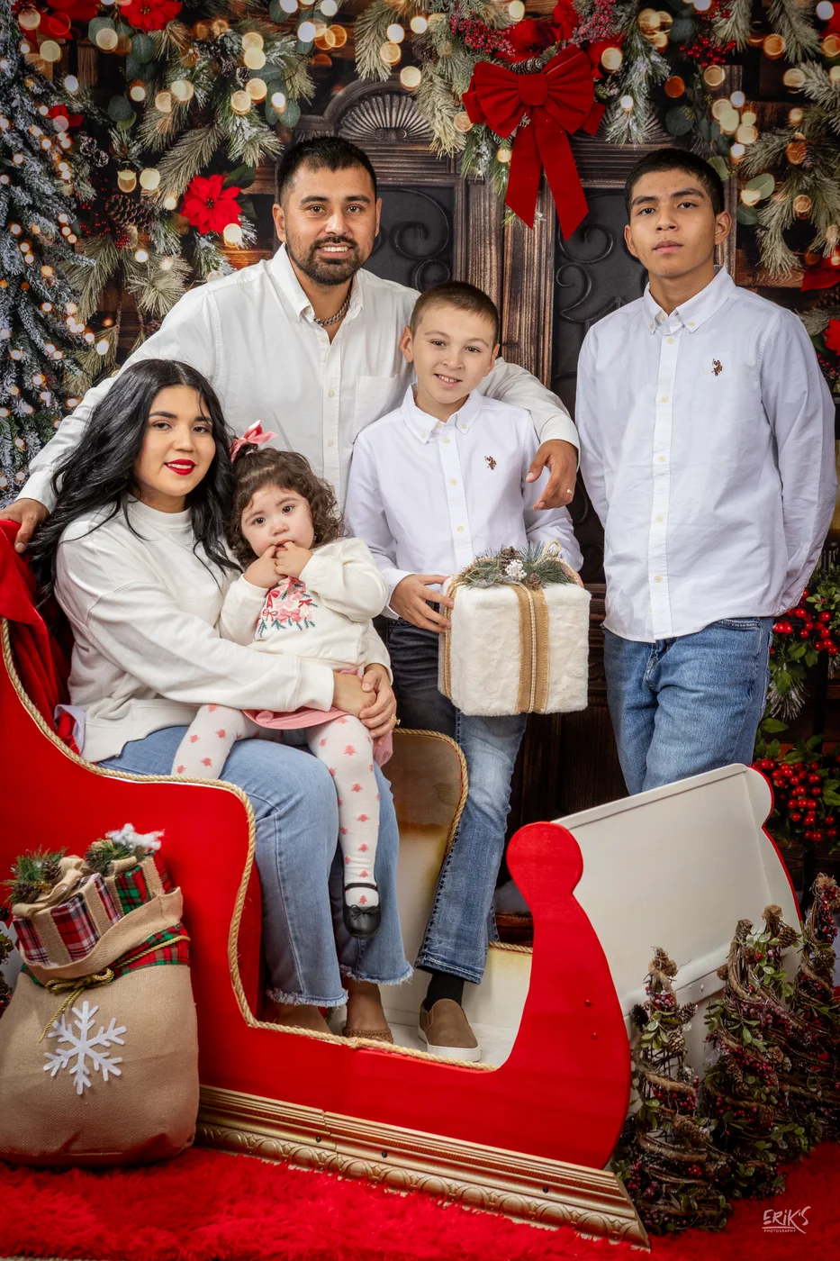 Familia reunida en un sillón navideño