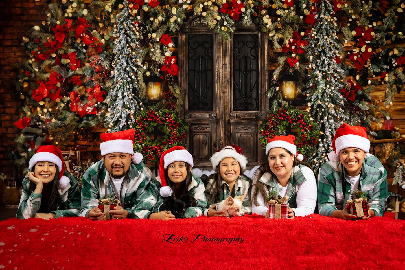 Grupo familiar con gorros de Santa